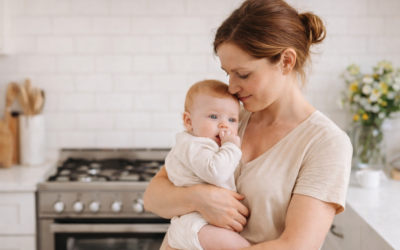 Dein Baby ist müde, aber plötzlich wieder wach? Das ist der Grund